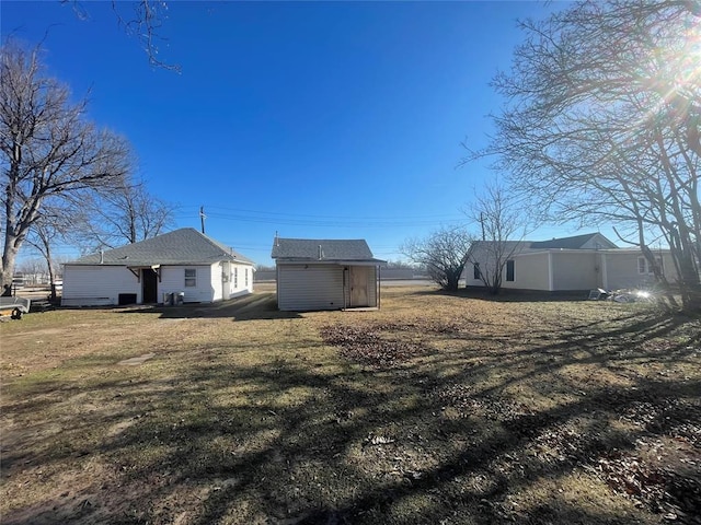 view of yard featuring a storage shed