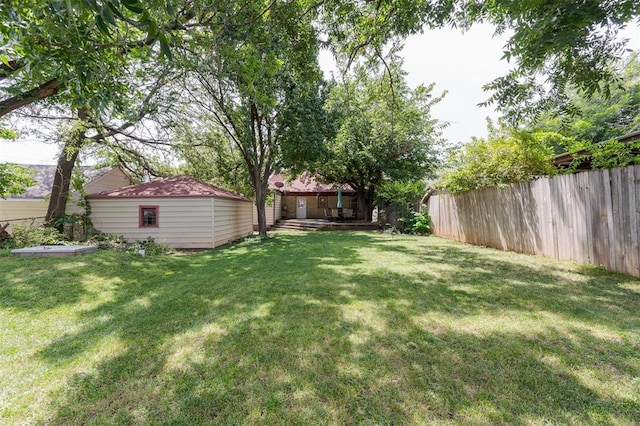 view of yard featuring an outbuilding