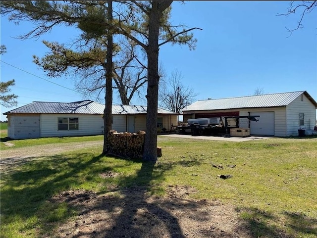 view of yard with an outbuilding and a garage