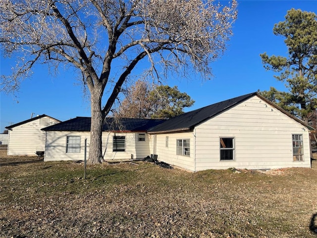 back of house featuring a lawn