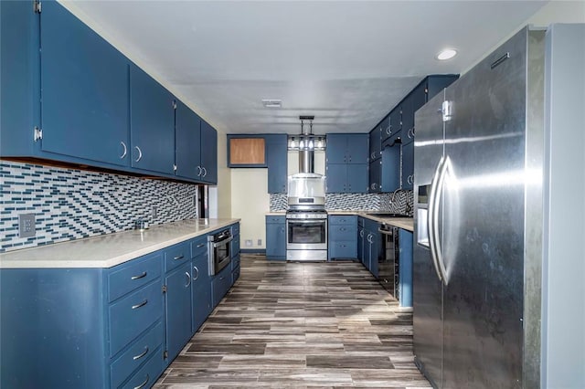 kitchen featuring sink, dark hardwood / wood-style flooring, blue cabinets, backsplash, and appliances with stainless steel finishes