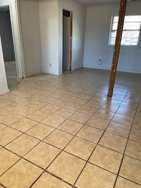 empty room featuring light tile patterned flooring