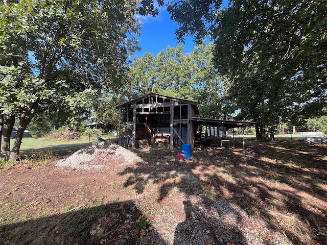 view of yard with an outdoor structure