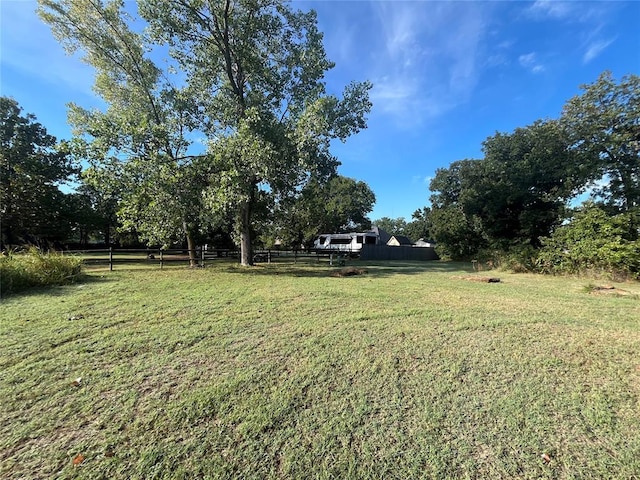 view of yard featuring a rural view