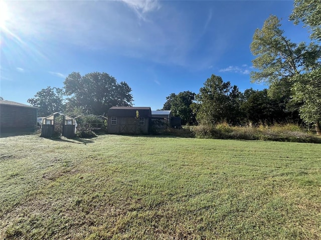 view of yard with an outbuilding