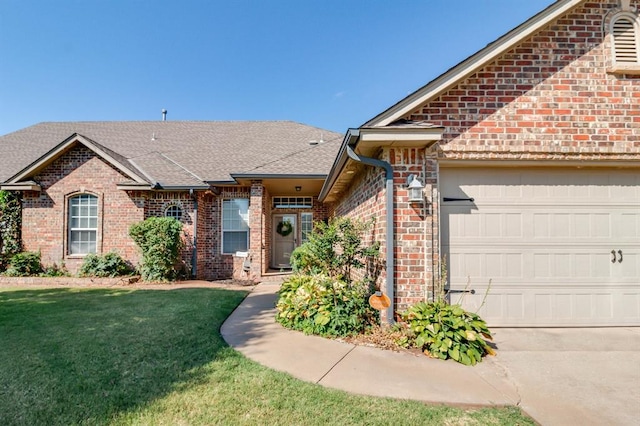 view of front of property featuring a front lawn and a garage