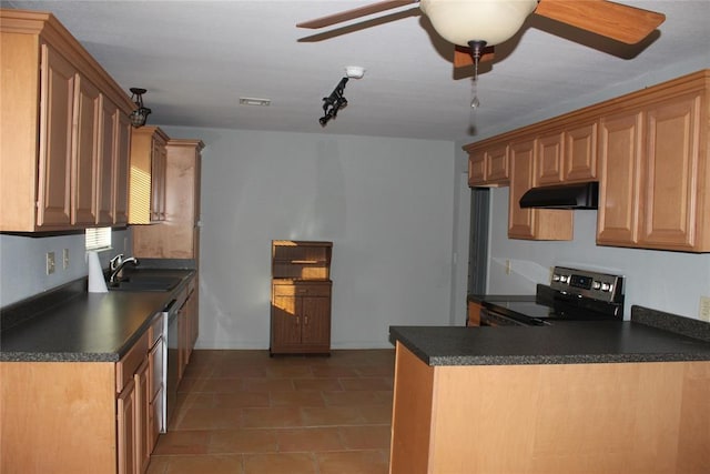 kitchen with black range with electric stovetop, sink, tile patterned flooring, ceiling fan, and kitchen peninsula