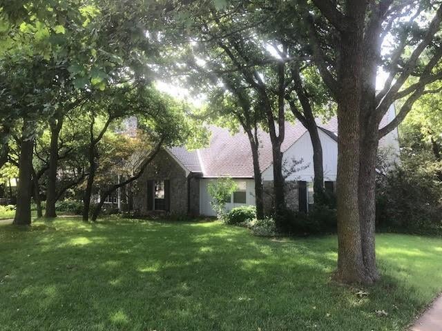 view of side of property featuring a lawn