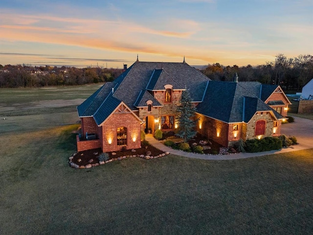 view of front of house featuring a yard