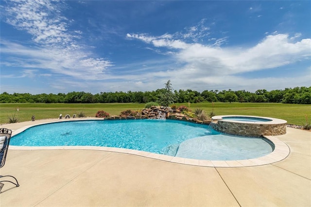 5451 Cottonwood Creek Cir, Norman, OK 73069 - view of pool featuring a pool with connected hot tub, a yard, view of wooded area, and a patio area