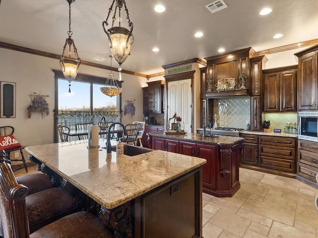 5451 Cottonwood Creek Cir, Norman, OK 73069 - kitchen featuring a center island with sink, a sink, crown molding, decorative backsplash, and recessed lighting