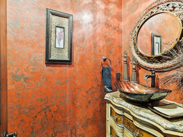 5451 Cottonwood Creek Cir, Norman, OK 73069 - bathroom with wallpapered walls and vanity