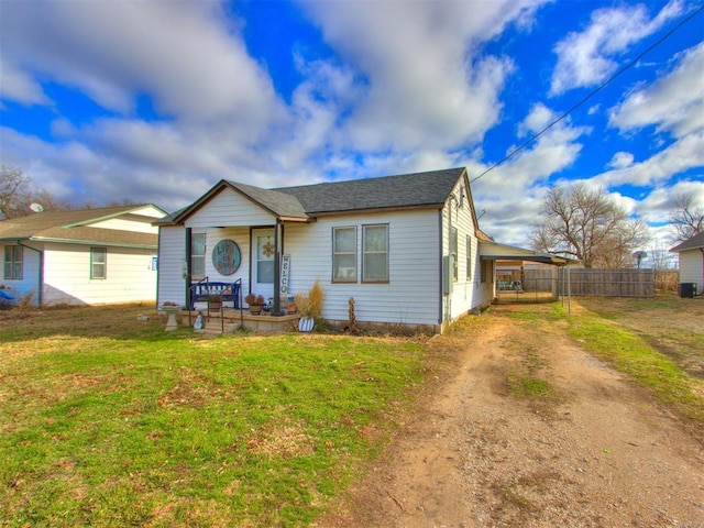 view of front of property featuring a front yard