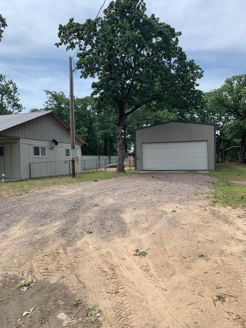 view of yard featuring an outdoor structure and a garage