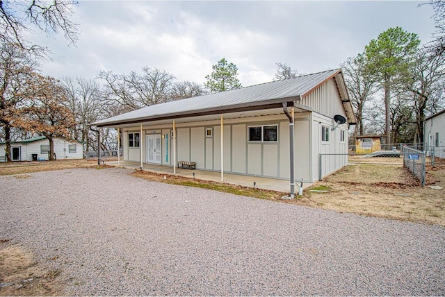 view of front of property featuring covered porch