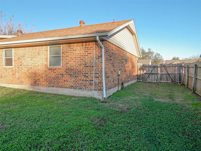 view of side of property featuring a lawn