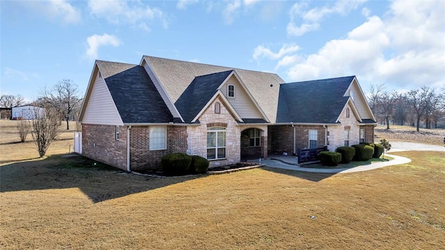 view of front facade featuring a front lawn