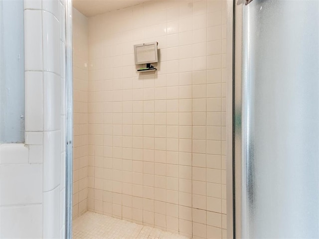 bathroom featuring tiled shower