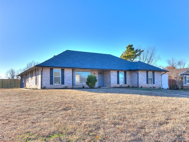 single story home with a front lawn