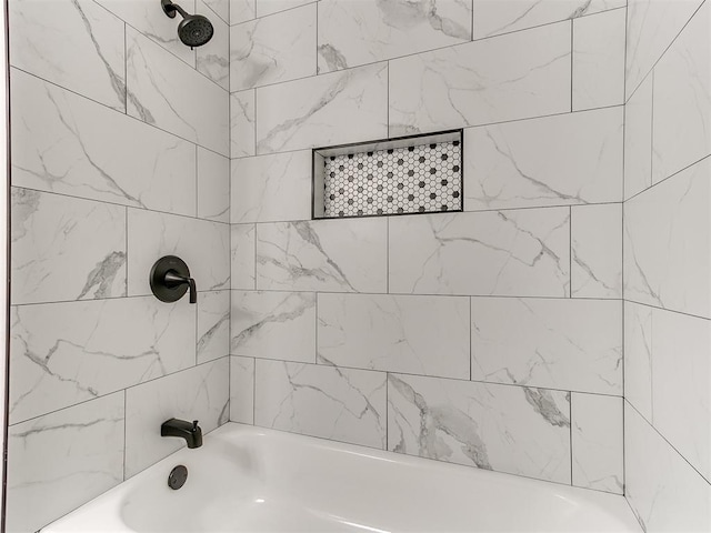 bathroom featuring tiled shower / bath