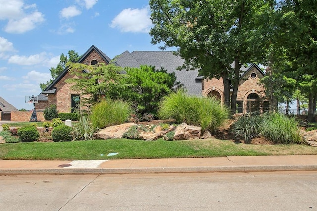 view of front facade featuring a front yard