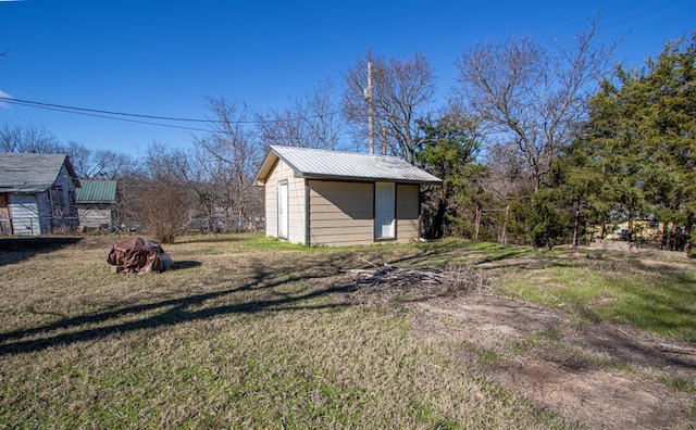 view of yard with an outdoor structure