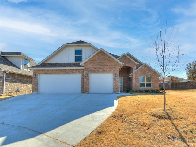 view of front of house featuring a front yard