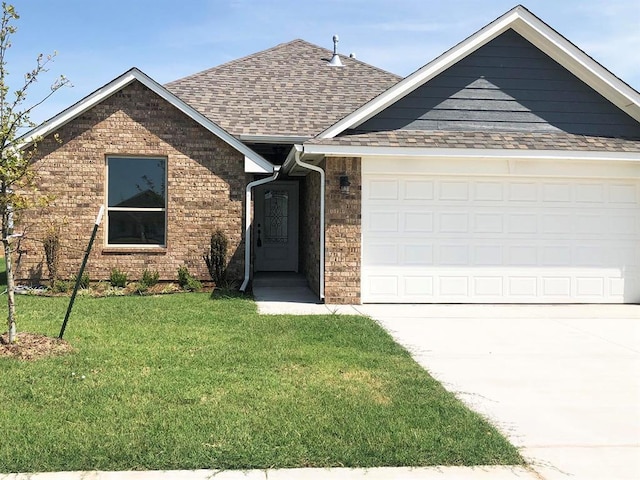 view of front of property featuring a front yard and a garage