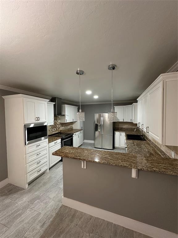 kitchen with sink, hanging light fixtures, decorative backsplash, kitchen peninsula, and stainless steel appliances