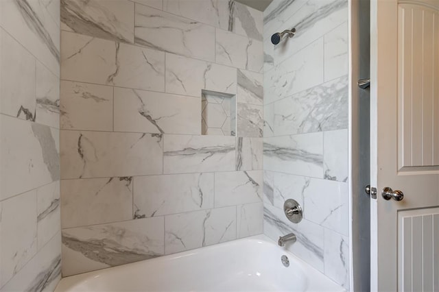 bathroom with tiled shower / bath combo