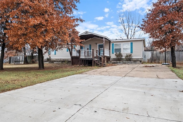 view of front of house featuring a front yard