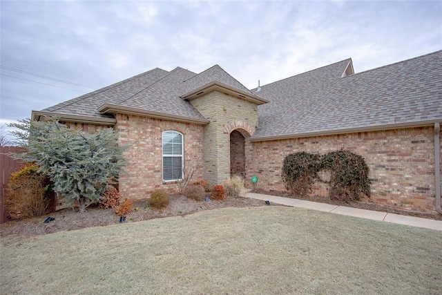 view of front facade featuring a front lawn