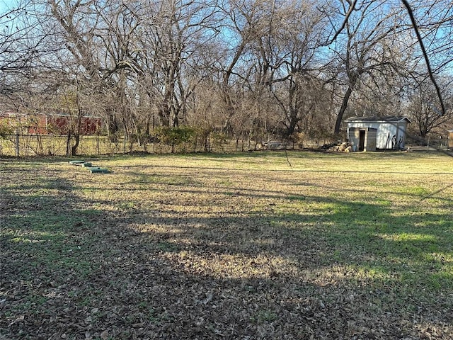 view of yard featuring a storage unit