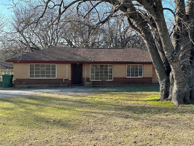 ranch-style house featuring a front lawn