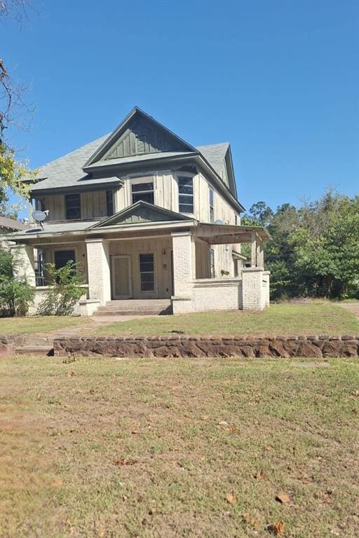 view of front of house with a front lawn