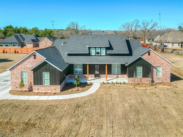 view of front of house featuring a patio and a front yard