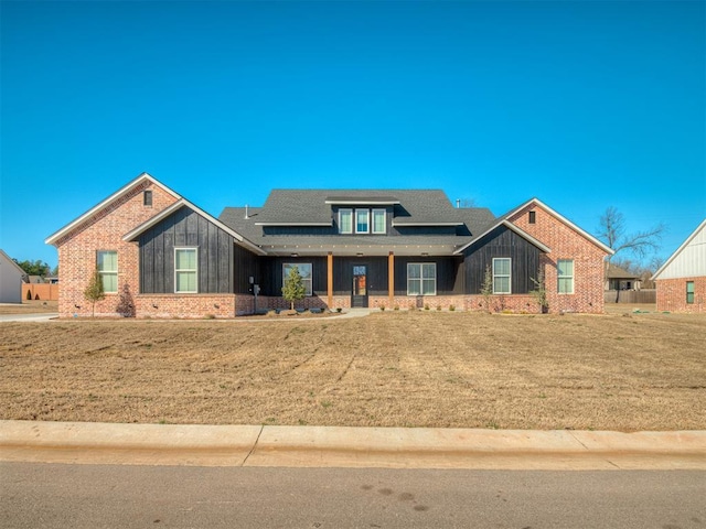 view of front of property featuring a front lawn