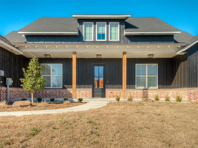 view of front of house with a front lawn