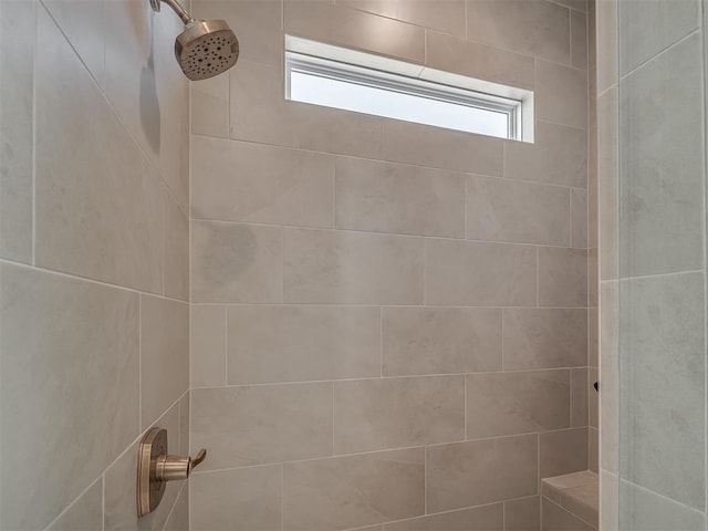 bathroom featuring a tile shower