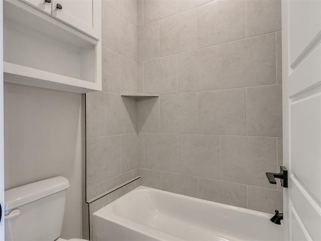 bathroom with toilet and tiled shower / bath