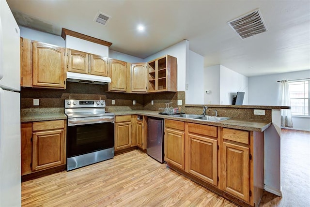 kitchen with visible vents, a sink, appliances with stainless steel finishes, and under cabinet range hood