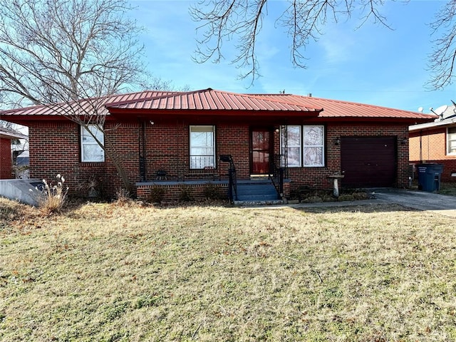 view of front of property featuring a front yard and a garage