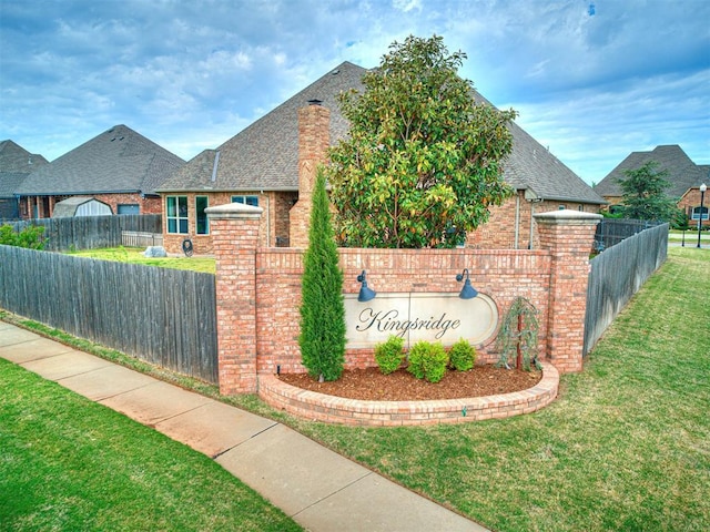 view of front of home featuring a front yard