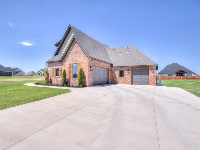 view of front of home featuring roof with shingles, brick siding, a front lawn, and fence