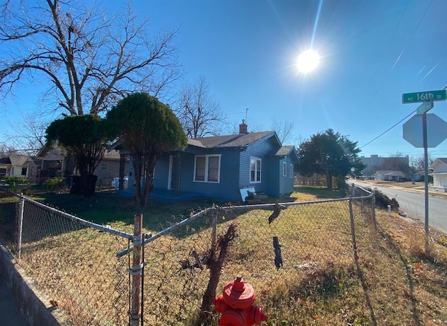 view of front facade featuring a front yard