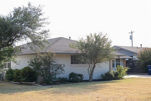 view of side of property featuring a lawn