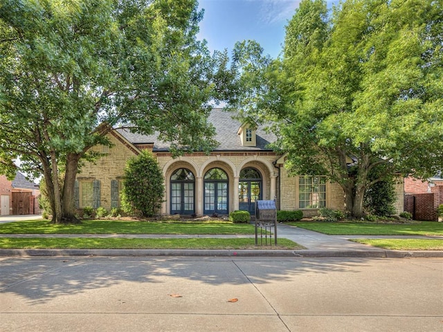 view of front of home featuring a front yard