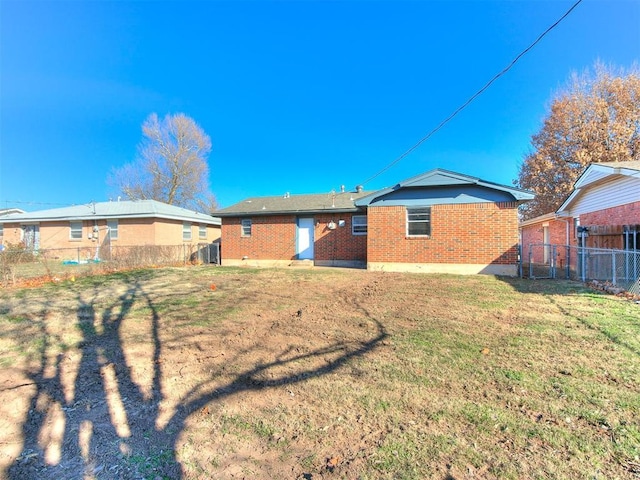 back of house featuring a yard