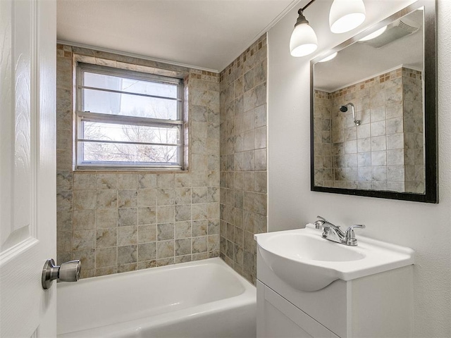 bathroom with vanity and tiled shower / bath