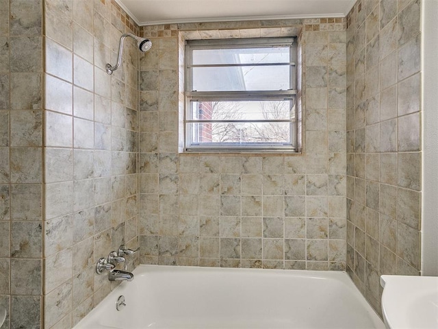 bathroom featuring tiled shower / bath